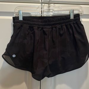 Lululemon black Camo Hotty Hot Low-Rise Lined Short 2.5"